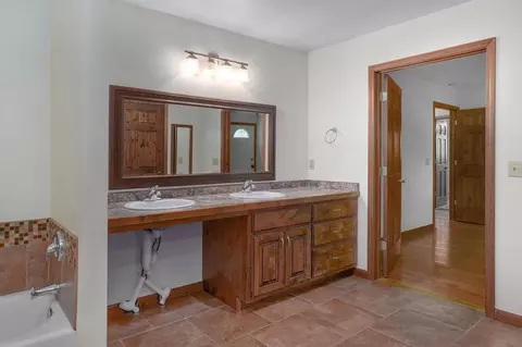 Bath - 3060 E Gasconade St, Springfield, MO 65804 photo 2 of 5
