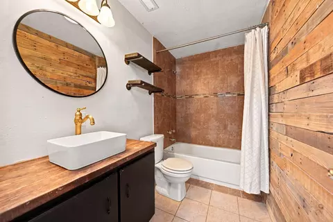 Bath - 2228 E Huntington St, Ozark, MO 65721 photo 2 of 5