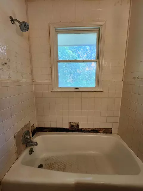 Bath - 503 Cedar Ridge Rd, Strafford, MO 65757 photo 1 of 6