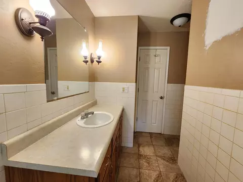 Bath - 503 Cedar Ridge Rd, Strafford, MO 65757 photo 3 of 6