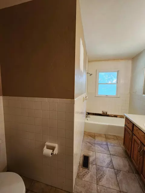 Bath - 503 Cedar Ridge Rd, Strafford, MO 65757 photo 2 of 6