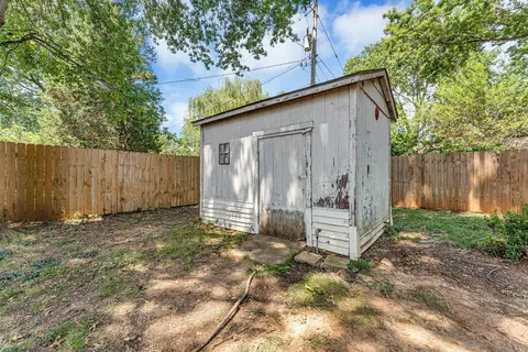 Exterior - 1543 E Glenwood St, Springfield, MO 65804 photo 6 of 11