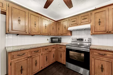 Kitchen - 1543 E Glenwood St, Springfield, MO 65804 photo 2 of 3