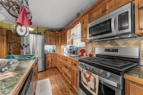 Kitchen - 29121 Station Ln, Eagle Rock, MO 65641 photo 2 of 4