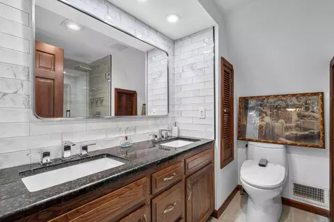Bath - 1710 S Kimbrough Ave, Springfield, MO 65807 photo 2 of 4