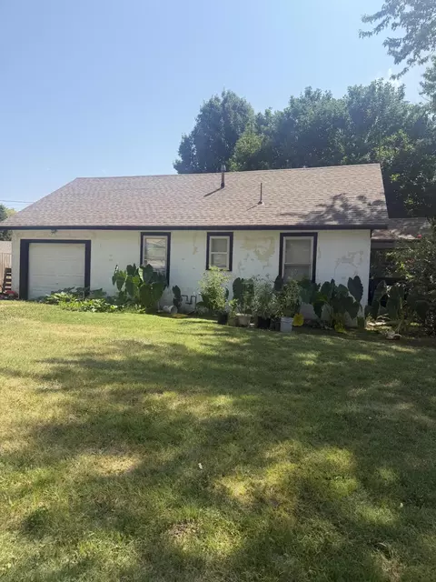 403 E Highland St, Aurora, MO 65605 photo 2