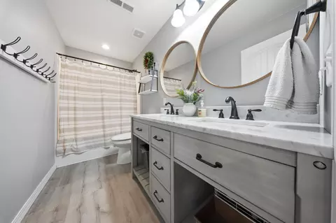 Bath - 520 S Pine St, Marshfield, MO 65706 photo 2 of 2