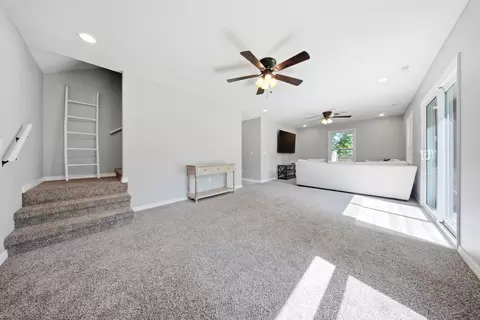 Living - 520 S Pine St, Marshfield, MO 65706 photo 2 of 3