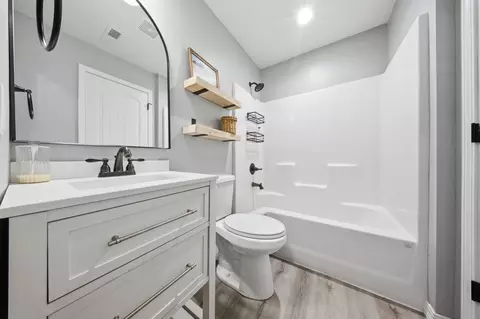 Bath - 520 S Pine St, Marshfield, MO 65706 photo 1 of 2