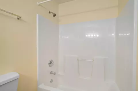 Bath - 3968 W Beechwood St, Springfield, MO 65807 photo 2 of 4