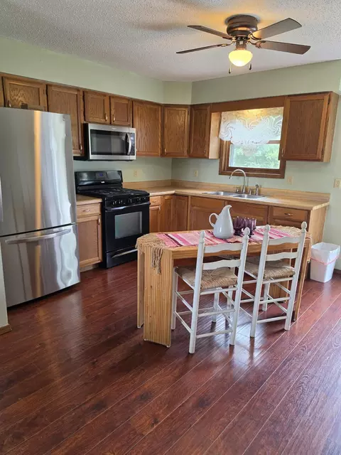 Kitchen - 557 Missouri 181, Gainesville, MO 65655 photo 4 of 4