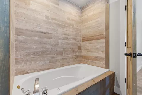 Bath - 1682 Pointe Royale Dr, Branson, MO 65616 photo 2 of 4