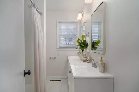 Bath - 652 W University St, Springfield, MO 65807 photo 3 of 4