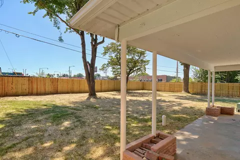 Exterior - 652 W University St, Springfield, MO 65807 photo 6 of 10