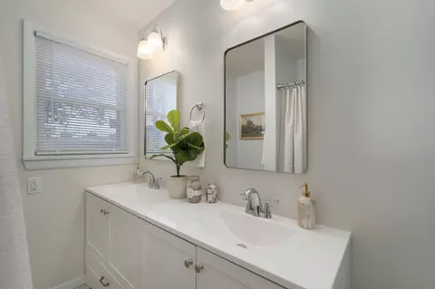 Bath - 652 W University St, Springfield, MO 65807 photo 4 of 4