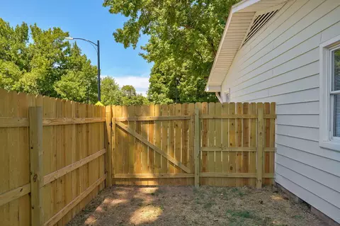 Exterior - 652 W University St, Springfield, MO 65807 photo 9 of 10