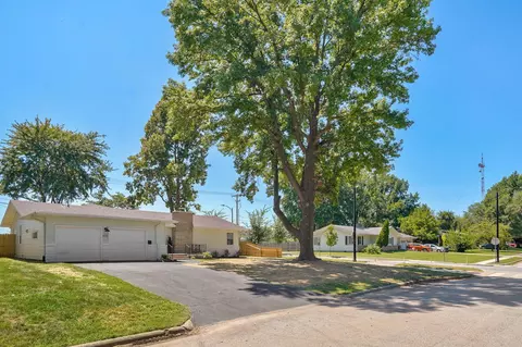 Exterior - 652 W University St, Springfield, MO 65807 photo 2 of 10