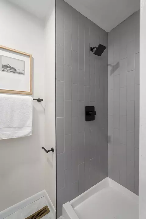 Bath - 652 W University St, Springfield, MO 65807 photo 2 of 4