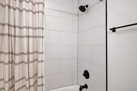 Bath - 5055 S Walnut Hill Rd, Springfield, MO 65810 photo 3 of 8