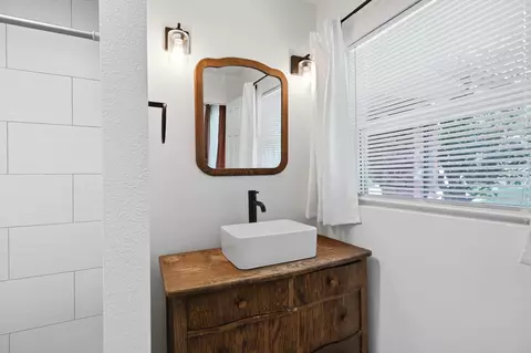 Bath - 5055 S Walnut Hill Rd, Springfield, MO 65810 photo 5 of 8