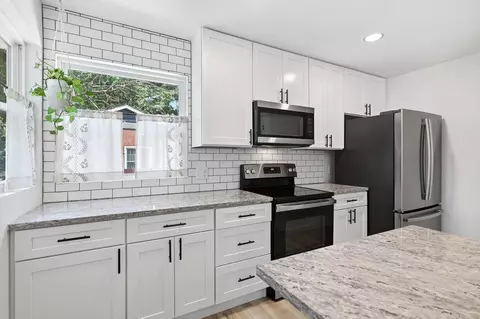 Kitchen - 5055 S Walnut Hill Rd, Springfield, MO 65810 photo 3 of 6