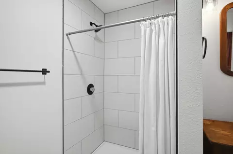 Bath - 5055 S Walnut Hill Rd, Springfield, MO 65810 photo 6 of 8