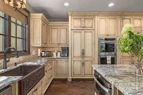 Kitchen - 871 E Kenmare Ct, Nixa, MO 65714 photo 5 of 10