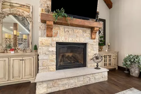 Living - 871 E Kenmare Ct, Nixa, MO 65714 photo 4 of 6