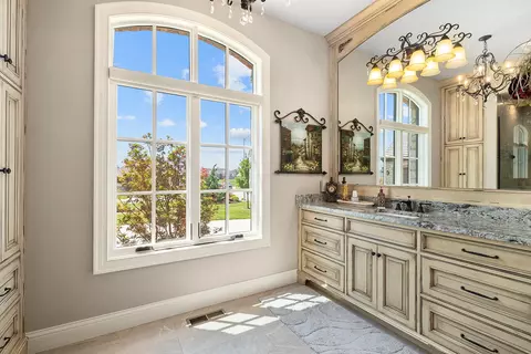 Bath - 871 E Kenmare Ct, Nixa, MO 65714 photo 4 of 7