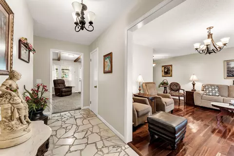 Entry Way - 1512 E Walnut Lawn St, Springfield, MO 65804 photo 2 of 4