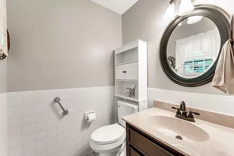 Bath - 1512 E Walnut Lawn St, Springfield, MO 65804 photo 2 of 4