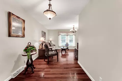 Entry Way - 1512 E Walnut Lawn St, Springfield, MO 65804 photo 3 of 4