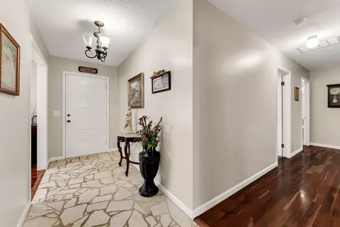 Entry Way - 1512 E Walnut Lawn St, Springfield, MO 65804 photo 1 of 4