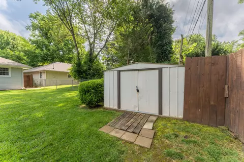 Exterior - 1512 E Walnut Lawn St, Springfield, MO 65804 photo 4 of 8