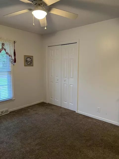 Bedroom - 1512 E Walnut Lawn St, Springfield, MO 65804 photo 5 of 6
