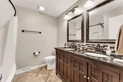 Bath - 1512 E Walnut Lawn St, Springfield, MO 65804 photo 3 of 4