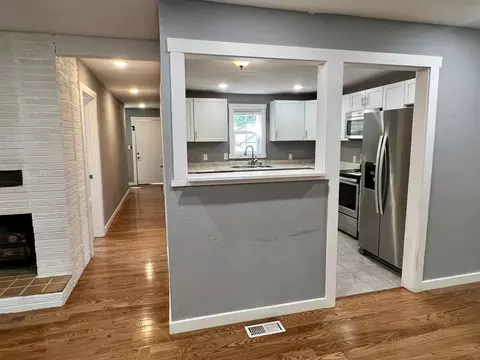 Entry Way - 1540 E Nora St, Springfield, MO 65803 photo 1 of 3