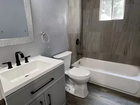 Bath - 1540 E Nora St, Springfield, MO 65803 photo 2 of 2