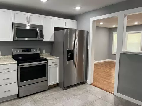 Kitchen - 1540 E Nora St, Springfield, MO 65803 photo 3 of 5