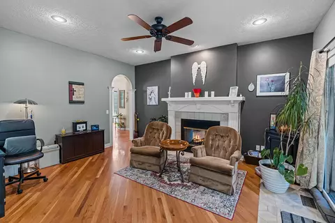 Living - 5125 S Chatsworth Ave, Springfield, MO 65810 photo 2 of 6