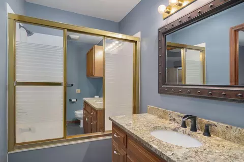 Bath - 942 S Greentree Ave, Springfield, MO 65809 photo 2 of 3