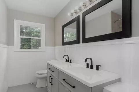Bath - 3552 S Franklin Ave, Springfield, MO 65807 photo 2 of 4