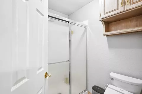 Bath - 4621 S Warren Rd, Springfield, MO 65810 photo 2 of 4