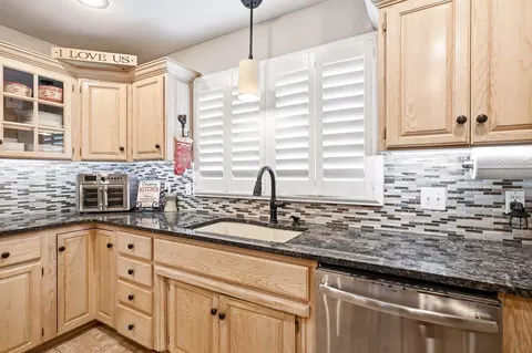 Kitchen - 4621 S Warren Rd, Springfield, MO 65810 photo 4 of 5