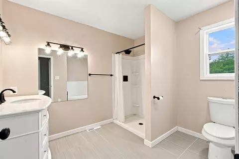 Bath - 304 Swafford Ln, Shell Knob, MO 65747 photo 1 of 2