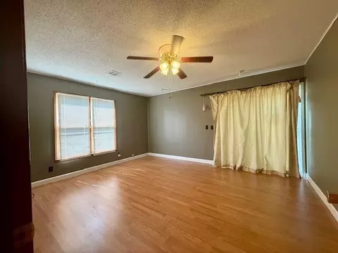 Living - 204 East 3rd St, Mountain View, MO 65548 photo 4 of 4