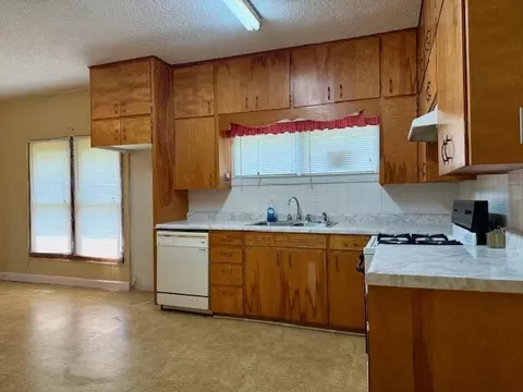 Kitchen - 204 East 3rd St, Mountain View, MO 65548 photo 1 of 3
