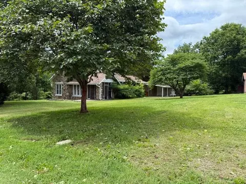 Exterior - 204 East 3rd St, Mountain View, MO 65548 photo 3 of 7