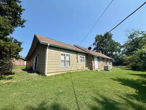 Exterior - 204 East 3rd St, Mountain View, MO 65548 photo 6 of 7