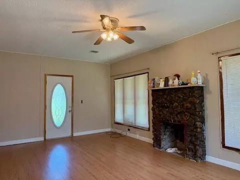Living - 204 East 3rd St, Mountain View, MO 65548 photo 3 of 4
